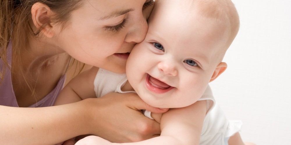 Mutter schmust mit ihrem Baby