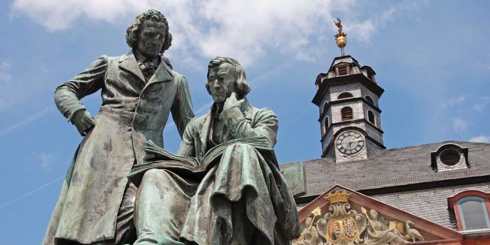 Brder-Grimm-Nationaldenkmal vor dem Neustdter Rathaus in Hanau unter blauem Himmel