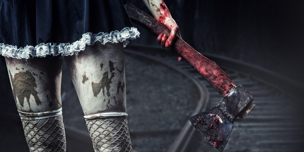 Frau (Zombie, Dämon) mit verdreckter Kleidung hält blutverschmierte Axt
